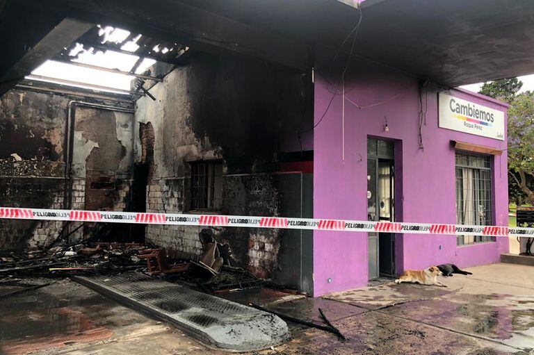 Incendiaron un local de Juntos por el Cambio en la localidad de Roque Pérez