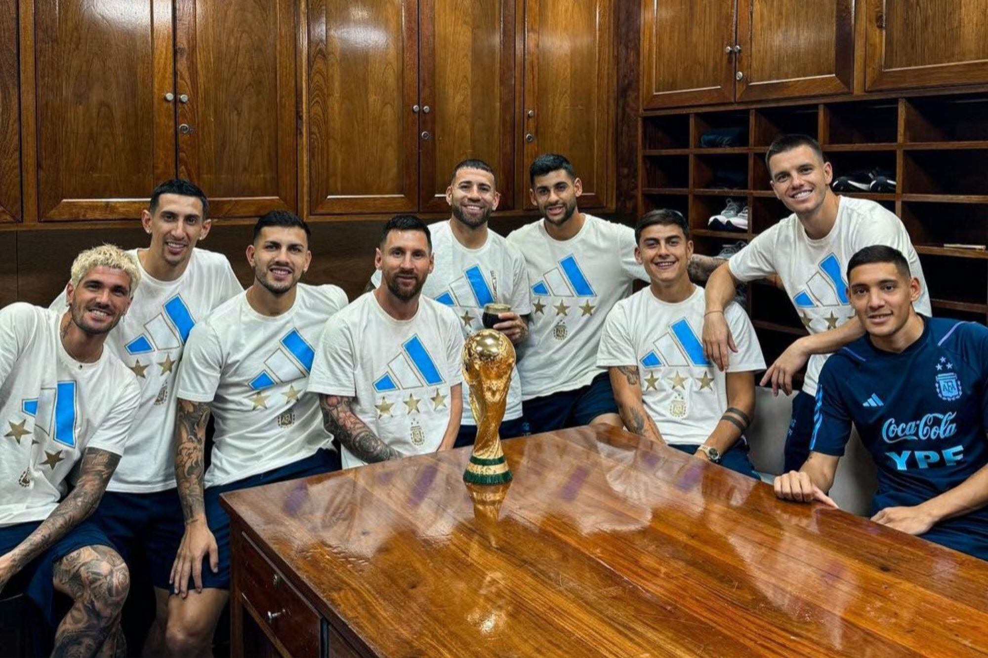 El desopilante reclamo del Dibu Martínez a sus compañeros de la selección argentina por una foto en el predio de Ezeiza