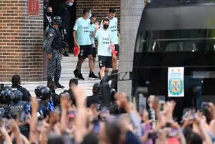Lionel Messi saluda a los fans a la salida del hotel donde se hospeda la Selección Argentina, en Caracas.