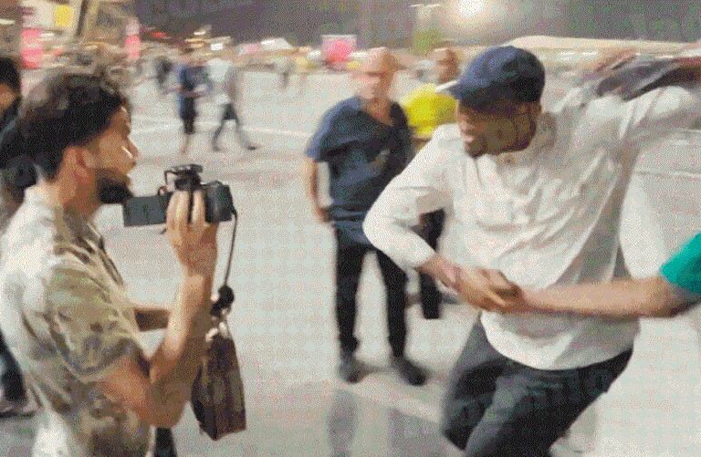 O momento em que Samuel Eto’o chutou violentamente um torcedor na saída de um estádio