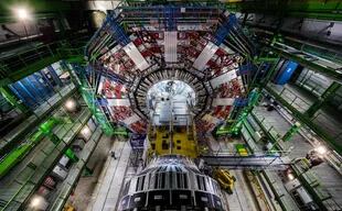 Compact Muon Solenoid (CMS) es uno de los grandes experimentos del LHC. Es un gran detector entre cuyos objetivos está la búsqueda de las partículas que forman la materia oscura