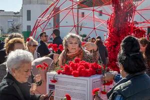 Unas 5.500 flores rojas y clima de fiesta para celebrar el centenario de Lola Flores
