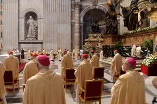 Cardenales y obispos asistiendo a la Misa de Pascua