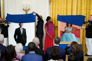 Barack y Michelle Obama acudieron a la develación de sus retratos en la Casa Blanca