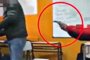 Un alumno le gatilló un revólver tres veces a su profesor en plena clase sin que se diera cuenta