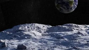 Puede haber un 2 % de agua helada en algunos suelos lunares, según se ha informado