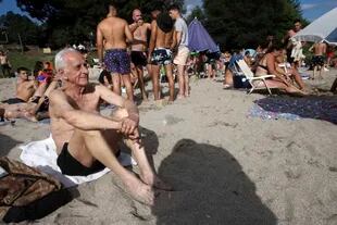 Alberto Frascaroli disfruta de las tardes en la playa Miami; "Son todos jóvenes menos yo, el viejo", dice entre risas