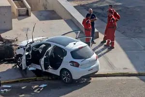 Un auto despistó y chocó en el Torreón del Monje: hay un muerto y tres heridos