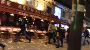 La gente corre en pánico cerca de la Place de la République, en París, tras uno de los ataques terroristas de anoche