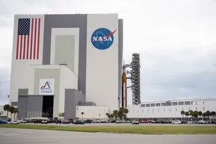 En esta imagen facilitada por la NASA, el cohete del Sistema de Lanzamiento Espacial (SLS) de la NASA  se ve encima del lanzador móvil mientras se devuelve al Edificio de Ensamblaje de Vehículos desde la Plataforma de Lanzamiento 39B en el Centro Espacial Kennedy de la NASA por las predicciones meteorológicas relacionadas con el huracán Ian