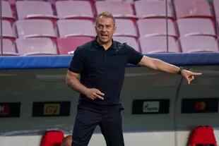 El entrenador de Bayern Münich, Hans-Dieter Flick, da indicaciones durante la semifinal de la Champions League entre su equipo y Lyon.