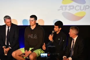 Habla Novak Djokovic; lo escuchan Chris Kermode, presidente de la ATP, John Isner, y Craig Tiley, CEO de Tennis Australia