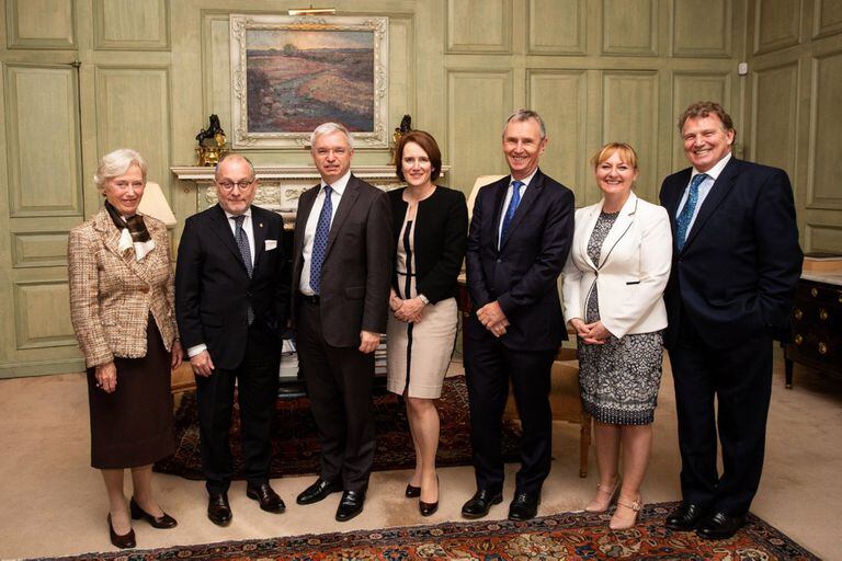 Faurie y el embajador Sersale compartieron un almuerzo con miembros del Parlamento británico