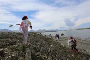 Gemma y Maia en plena tarea de limpiar las costas de Tierra del Fuego.
