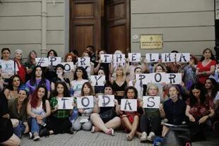 El colectivo Actrices Argentinas en las puertas de los tribunales para mostrar su apoyo a Thelma, tras el veredicto de la justicia brasileña