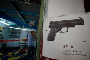 Desde que asumió, Bolsonaro firmó 40 decretos y normas para permitir el acceso de la población a las armas, que proliferaron en el país