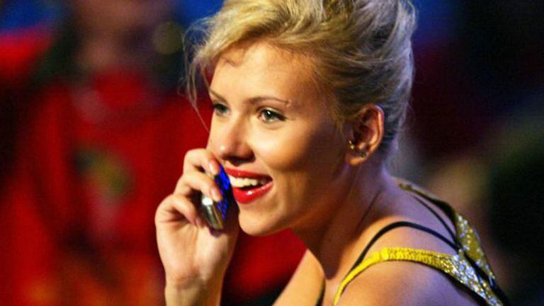 Los celulares con tapita son la opción de algunos famosos como Scarlett Johansson