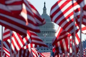 Banderas se alinean en el National Mall frente al Capitolio de los Estados Unidos 