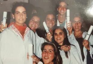 Victoria Tolosa Paz en le centro de la imagen, rodeada por sus compañeras de colegio, todas con el diploma de egresadas del colegio secundario.