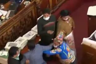 El senador Henry Montero, de la opositora Creemos, y el diputado Antonio Colque, del MAS, se agredieron a golpes de puño en el Congreso de Bolivia