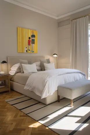 En la habitación de la pareja, un colorido cuadro de Carolina Antonadis sobre la cama. 