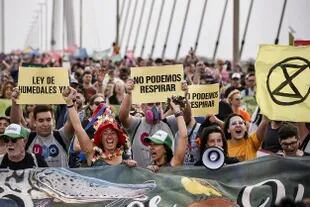 Movilización sobre el puente Rosario-Victoria en contra de las quemas en las islas del Delta del Paraná y por la aprobación de la ley de humedales