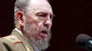 Fotografía de archivo con fecha del 3 de enero de 2004 que muestra al presidente cubano, Fidel Castro, dirigiéndose a la nación cubana con motivo del 45 aniversario de la revolución cubana que se celebró en el teatro Karl Marx de La Habana, Cuba