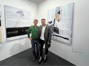 Pabli Stein con sus obras y Gabriel Bitterman, director de la galería Quimera