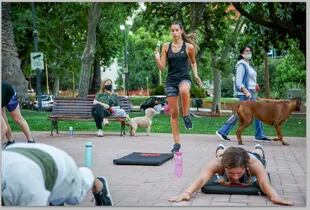 En la Plaza de barrancas de Belgrano convergen clases de gimnasia, cumpleaños y gente paseando perros