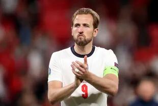 ARCHIVO - En esta foto del 11 de julio de 2021, Harry Kane, de la selección de Inglaterra, aplaude durante la final de la Eurocopa ante Italia en Wembley (Carl Recine/Pool Photo via AP, archivo)