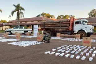 Gendarmería detectó un cargamento de cigarrillos oculto en el transporte de maderas, un mecanismo utilizado en forma habitual por narcotraficantes