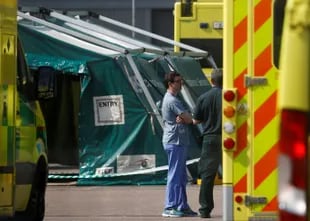 El personal médico es atendido fuera del NHS Nightingale Hospital en el Excel Center de Londres mientras continúa la propagación de la enfermedad por coronavirus