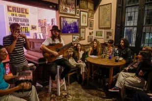 La música y el tango siempre están presente en El Boliche de Roberto, un reducto con una mística especial en pleno barrio de Almagro