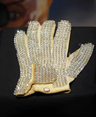 El emblemático guante blanco de Michael Jackson se subastó en noviembre de 2009 en 350.000 dólares