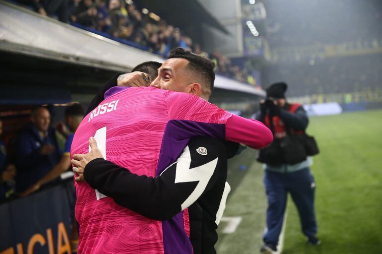 Rossi abraza a Tevez