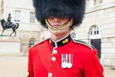 La razón por la que los guardias ingleses se atan los cascos por debajo de los labios