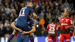 Cavani festeja con Di María su gol ante Dijon