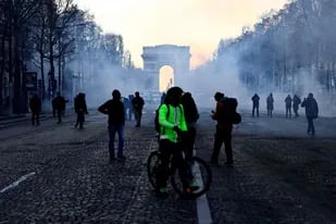 Protestas, detenidos y tensión en París por el “convoy de la libertad”