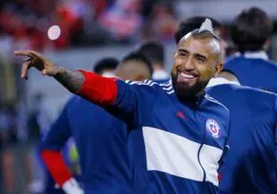ARCHIVO - El volante choleno Arturo Vidal sonríe previo a un partido de las eliminatorias del Mundial contra Uruguay, el 29 de marzo de 2022, en Santiago. (Marcelo Hernández/AP)