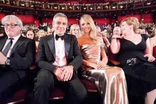 Manos vacías para Clooney, que seguramente encontró consuelo en su bella novia.