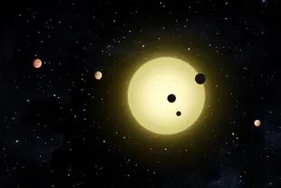 Kepler-11 fue el primer sistema solar compacto de exoplanetas descubierto. Reveló que un sistema puede ser estable con la presencia de cinco planetas dentro de una órbita similar a la de Mercurio. Y sugirió que los múltiples sistemas de planetas pequeños, como el nuestro, pueden ser muy comunes en el universo
