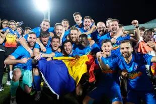 Los futbolistas del FC Andorra celebrando un nuevo ascenso, esta vez a la segunda división del fútbol de España; el club pertenece al multifacético Gerard Piqué