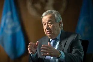 El secretario general de Naciones Unidas, António Guterres, habla en una entrevista en la sede de la ONU, el jueves 20 de enero de 2022 en Nueva York. (AP Foto/Robert Bumsted)