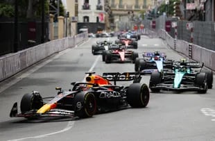 Max Verstappen aventaja a Fernando Alonso en la partida del Gran Premio de Mónaco; desde la cabeza de la carrera, en neerlandés dominó para ganar por una diferencia de 27 segundos sobre el español