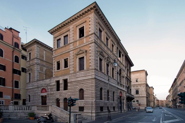 La casa está ubicada en el sotano del Museo Barracco en Roma