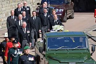 Los príncipes Carlos, Andrés, Eduardo y William, Peter Phillips, el príncipe Harry, David Armstrong-Jones y el vicealmirante Sir Timothy Laurence, en el funeral de Felipe de Edimburgo, en abril de 2021.
