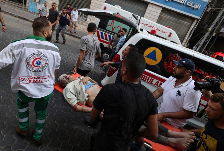 El traslado de los heridos en Gaza. (Photo by MAHMUD HAMS / AFP)