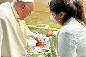 Las primeras imágenes del Papa en el hospital: visitó la sala de oncología infantil