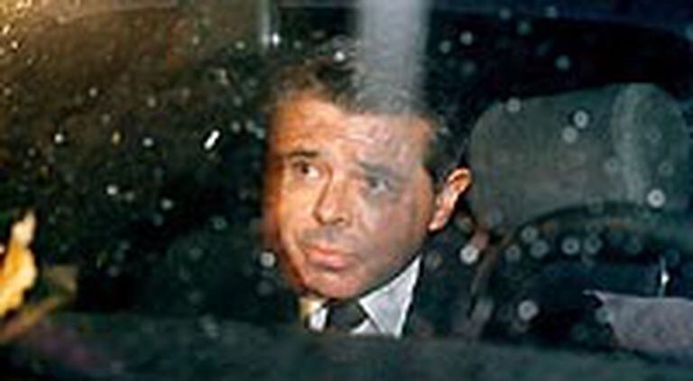 Oyarbide, abatido, a la salida de Diputados cuando fue acusado de mal desempeño, en 2001