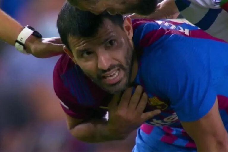Preocupación: el momento en el que Agüero se toma el pecho en el partido entre Barcelona y Alavés.